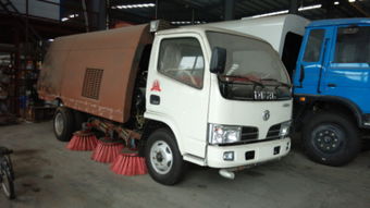 道路清掃將垃圾掃入車中 為何選擇湖北程力掃路車廠家